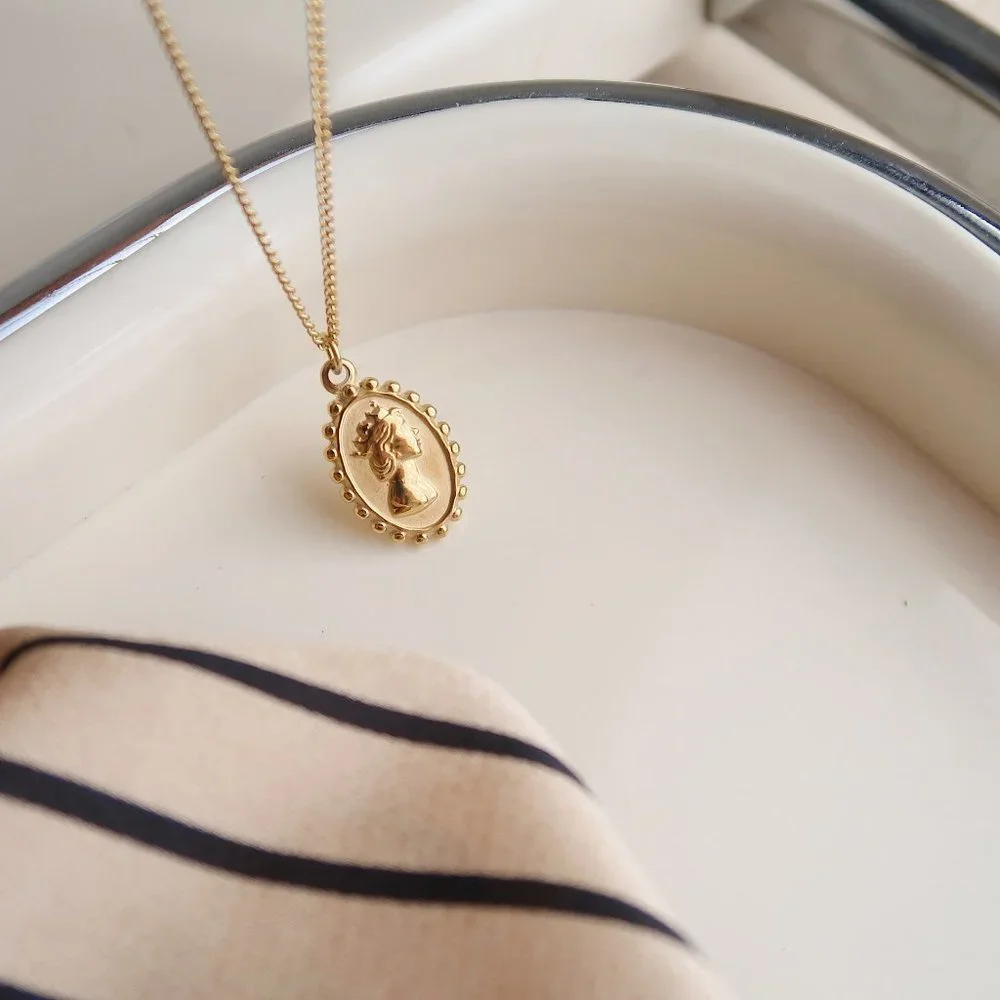 NEW 18K Gold Plated Oval Coin Queen Elizabeth Figure Pendant Necklace